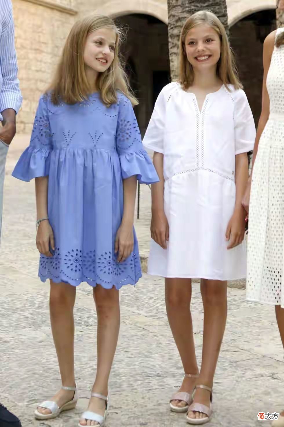 【时尚一点】被16岁西班牙公主惊艳了！穿露肩蓝裙扎发髻清纯可人，有了女王范