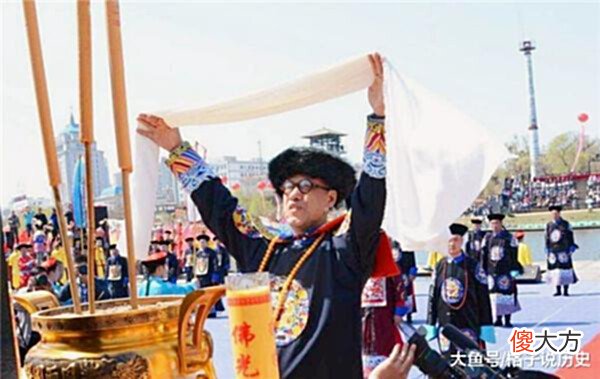 【历史故事】乾隆七世孙手戴上亿大扳指现身,专家劝其上交,他却用6字拒绝