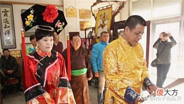 【历史故事】乾隆七世孙手戴上亿大扳指现身,专家劝其上交,他却用6字拒绝