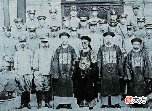 【爱历史】晚清老照片：龟奴肩扛青楼女子去陪客，张之洞个子虽小气场强