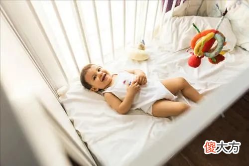 生娃后你家是怎么睡觉的？二胎妈妈：像夹心饼干一样