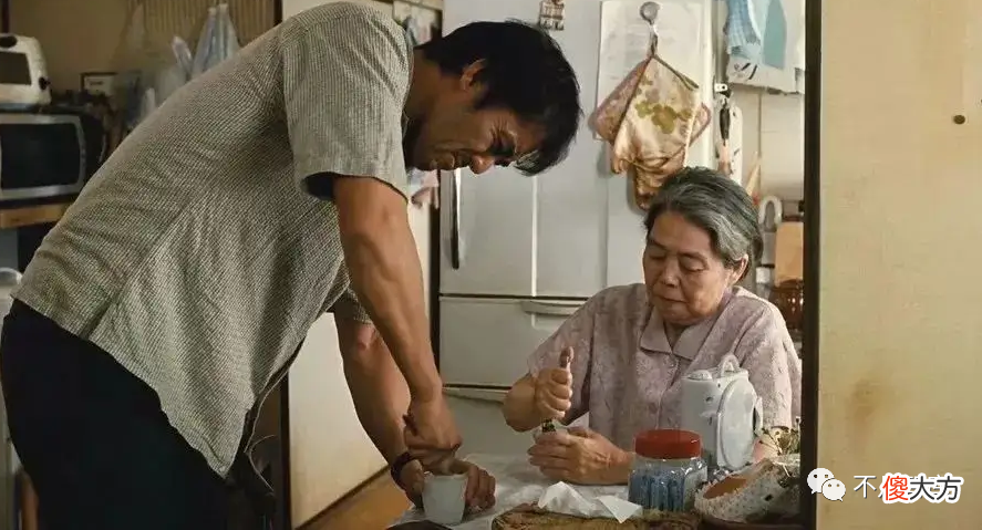 “新型啃老”出现了？很多父母被蒙在鼓里，还夸赞子女很“优秀”