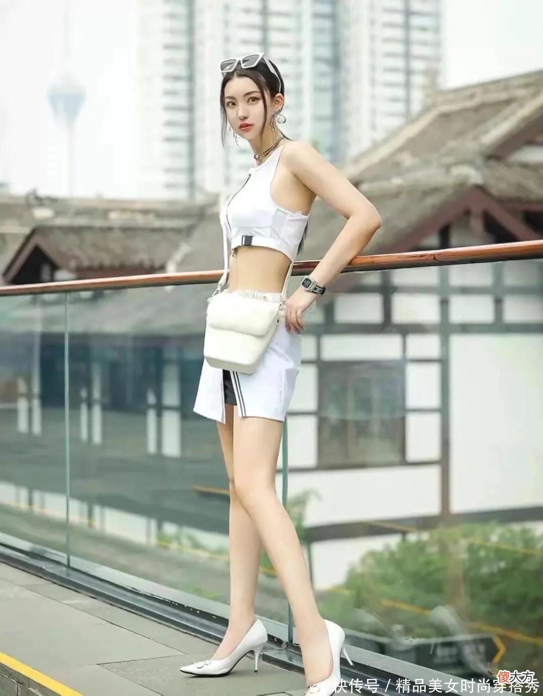 【时尚一点】简单休闲的露脐运动套装配一双高跟鞋别有一番风味