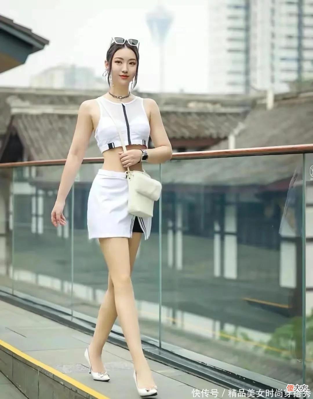 【时尚一点】简单休闲的露脐运动套装配一双高跟鞋别有一番风味