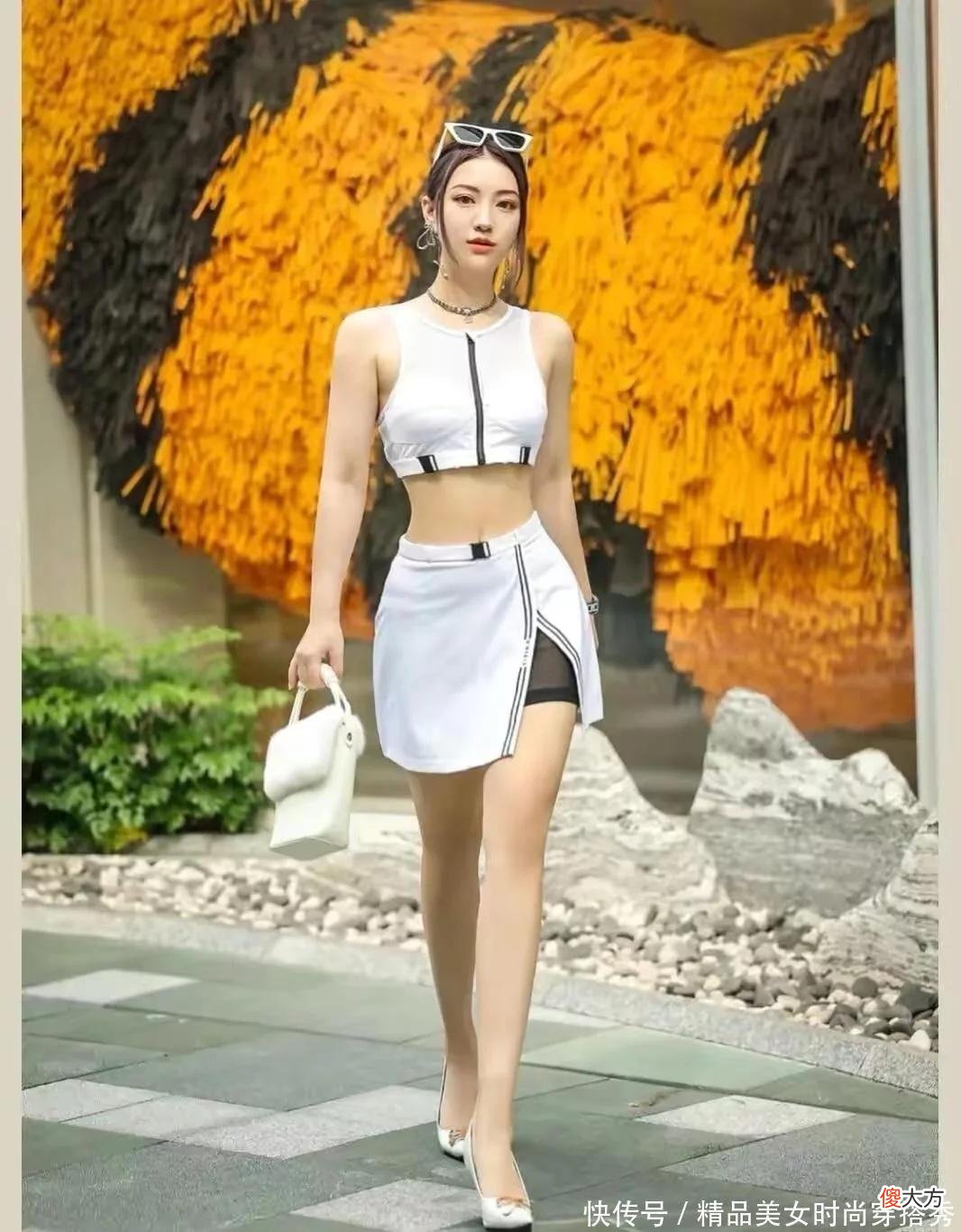 【时尚一点】简单休闲的露脐运动套装配一双高跟鞋别有一番风味