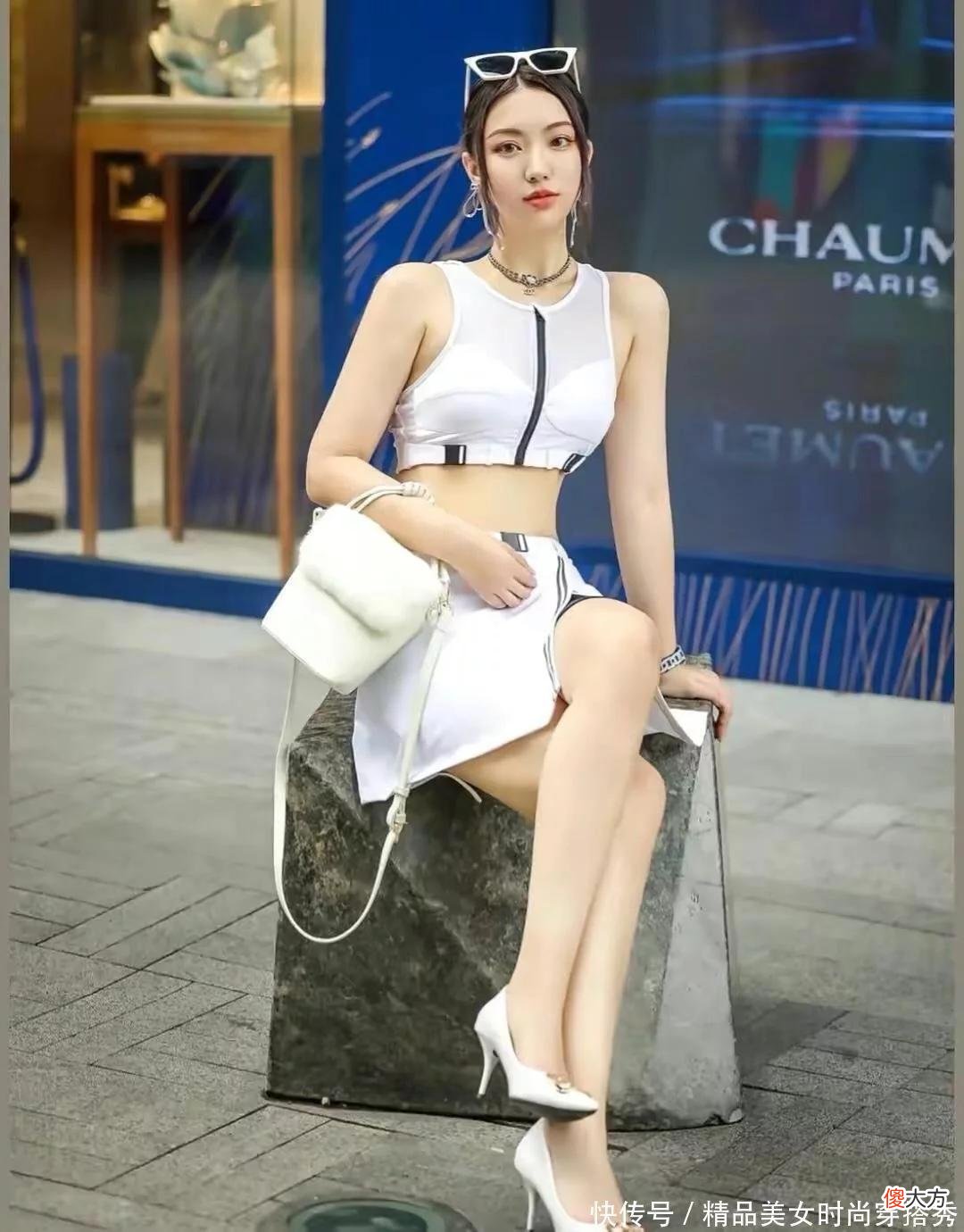 【时尚一点】简单休闲的露脐运动套装配一双高跟鞋别有一番风味