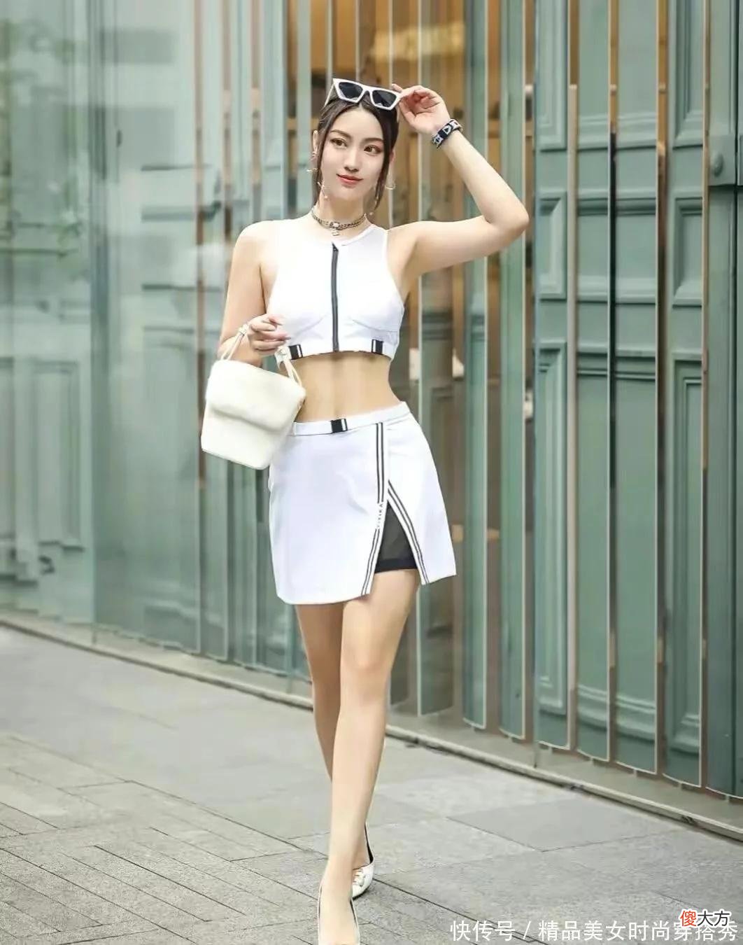 【时尚一点】简单休闲的露脐运动套装配一双高跟鞋别有一番风味