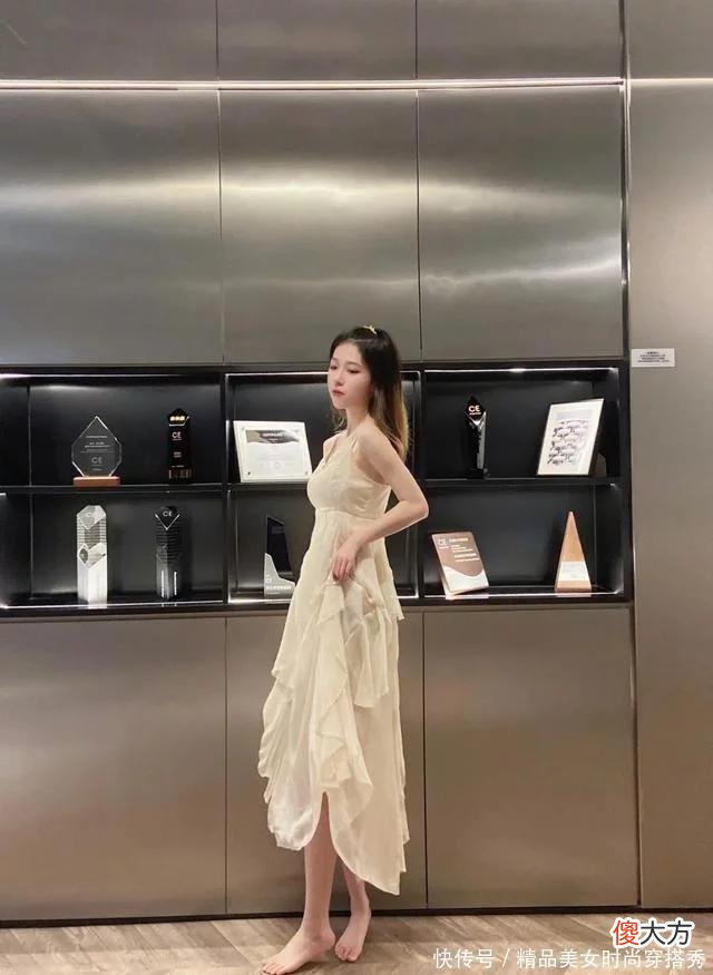 【就爱时尚】美女黄色的吊带连衣裙，穿出一种与众不同的效果