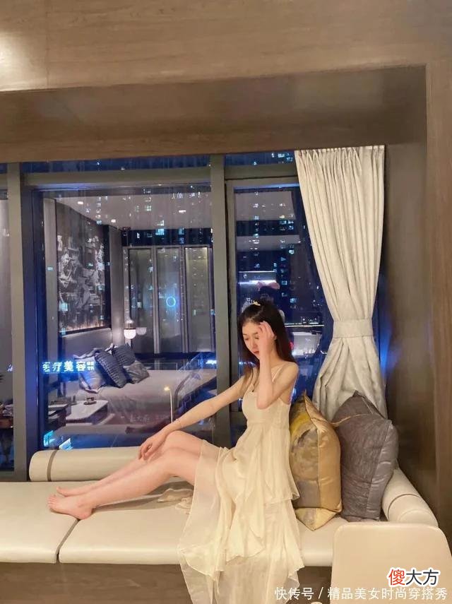【就爱时尚】美女黄色的吊带连衣裙，穿出一种与众不同的效果