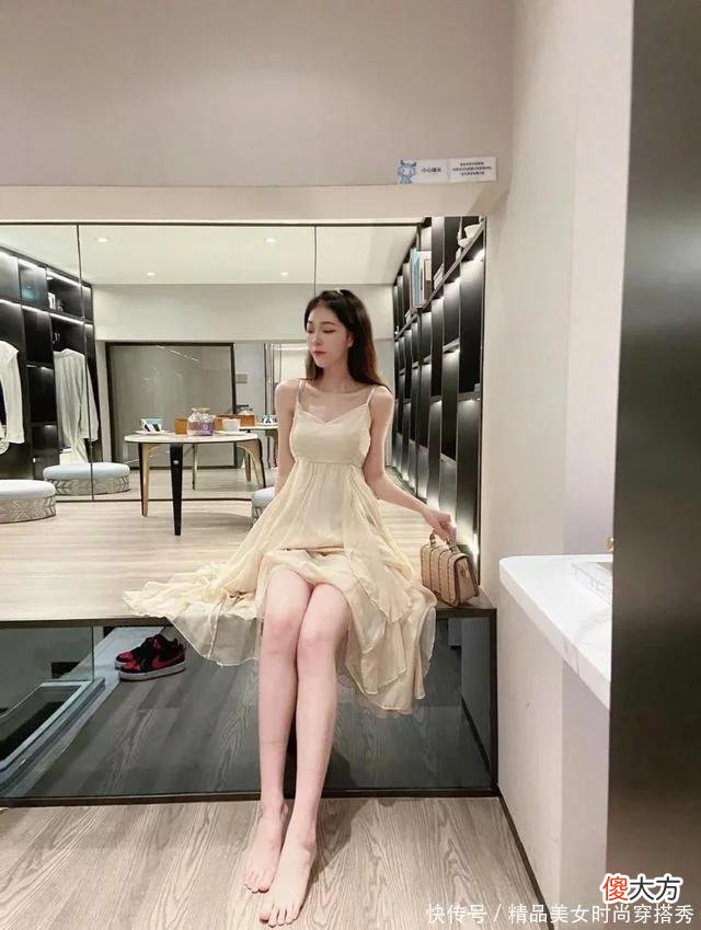 【就爱时尚】美女黄色的吊带连衣裙，穿出一种与众不同的效果