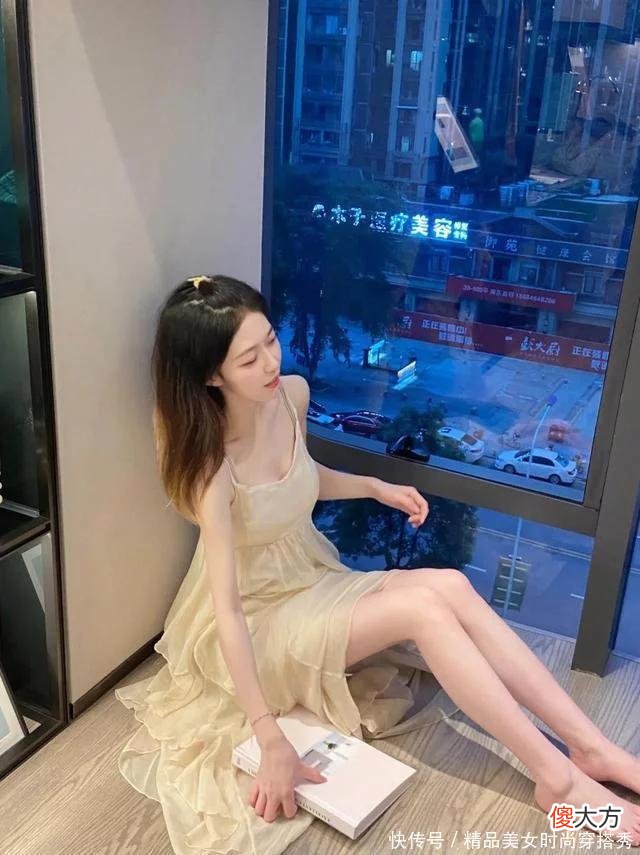 【就爱时尚】美女黄色的吊带连衣裙，穿出一种与众不同的效果