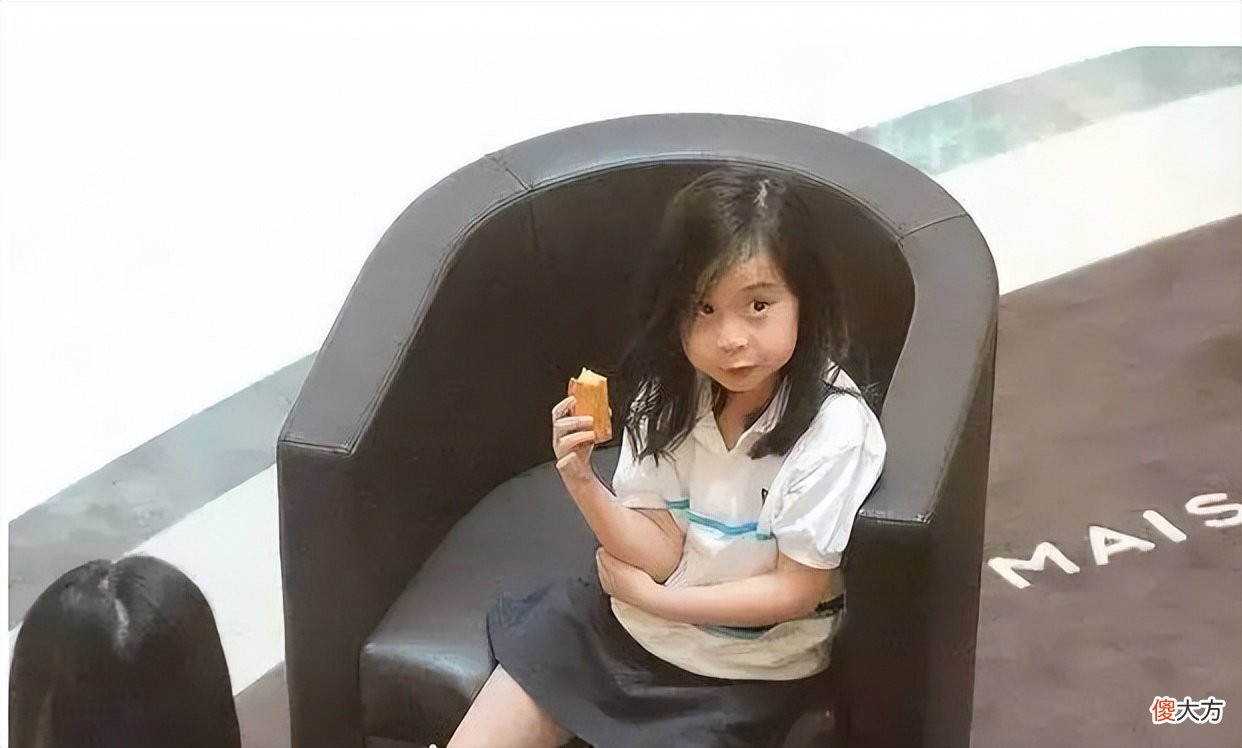 小孩子坐不住餐椅怎么办？喂养方式和态度不对，大人很难解放双手