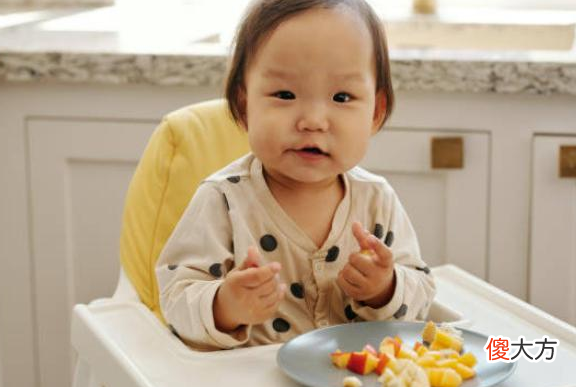 小孩子坐不住餐椅怎么办？喂养方式和态度不对，大人很难解放双手