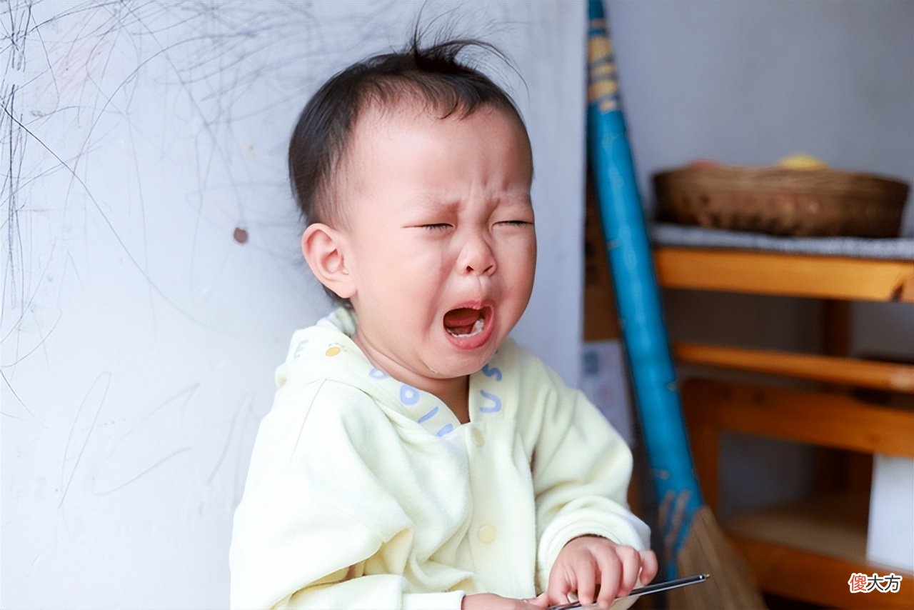 小孩子坐不住餐椅怎么办？喂养方式和态度不对，大人很难解放双手