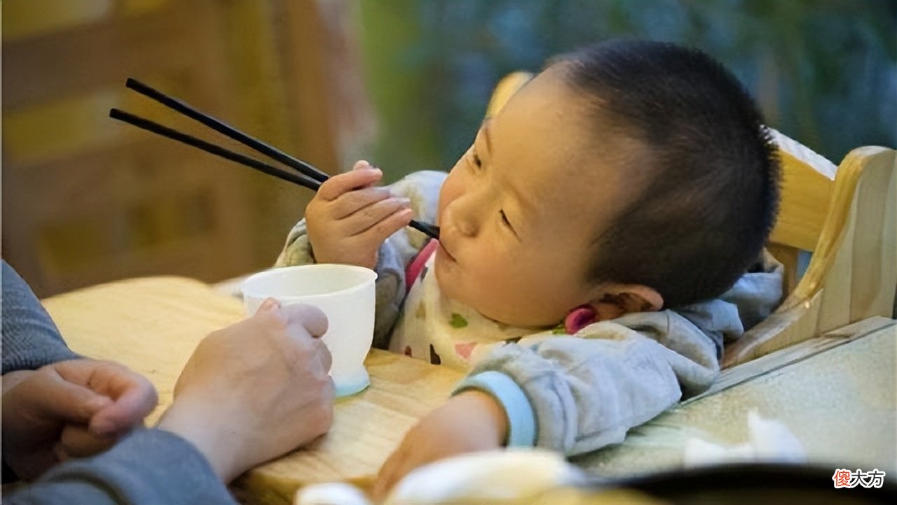 小孩子坐不住餐椅怎么办？喂养方式和态度不对，大人很难解放双手
