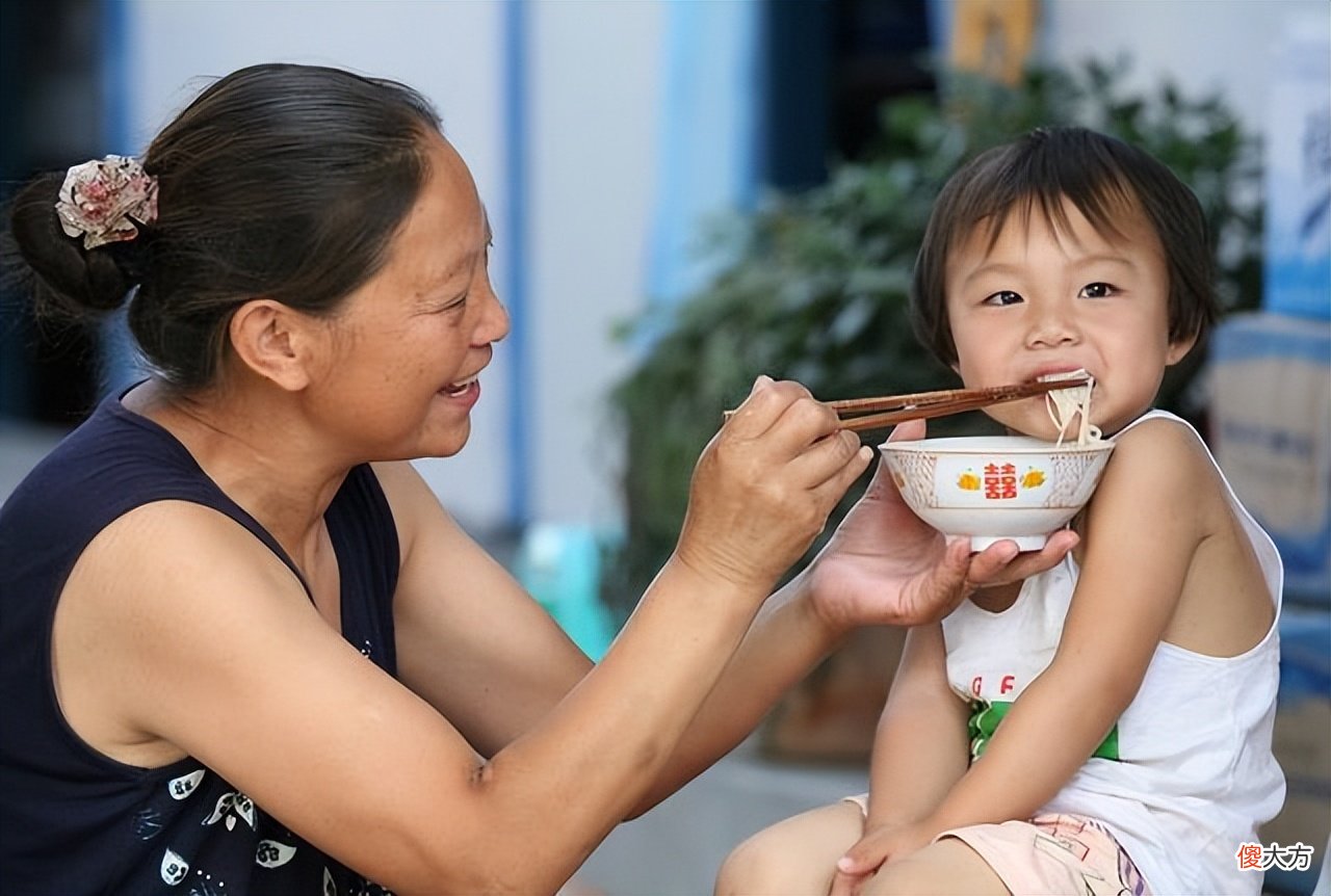 小孩子坐不住餐椅怎么办？喂养方式和态度不对，大人很难解放双手