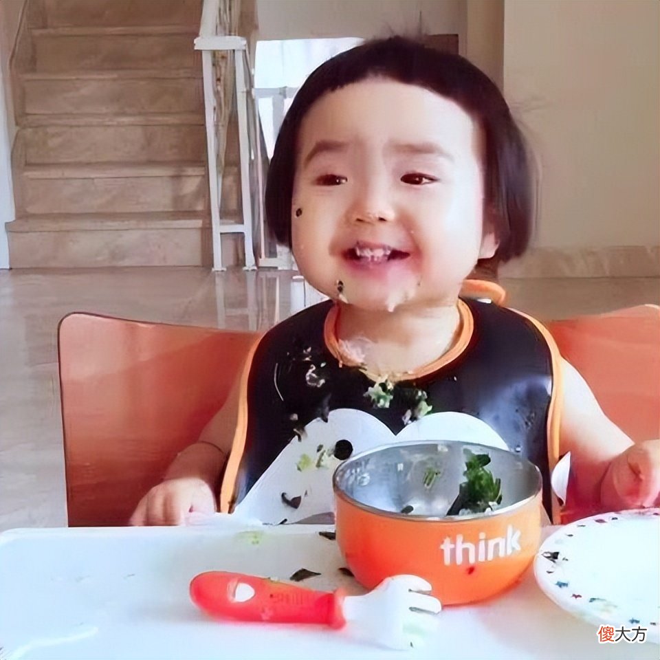 小孩子坐不住餐椅怎么办？喂养方式和态度不对，大人很难解放双手