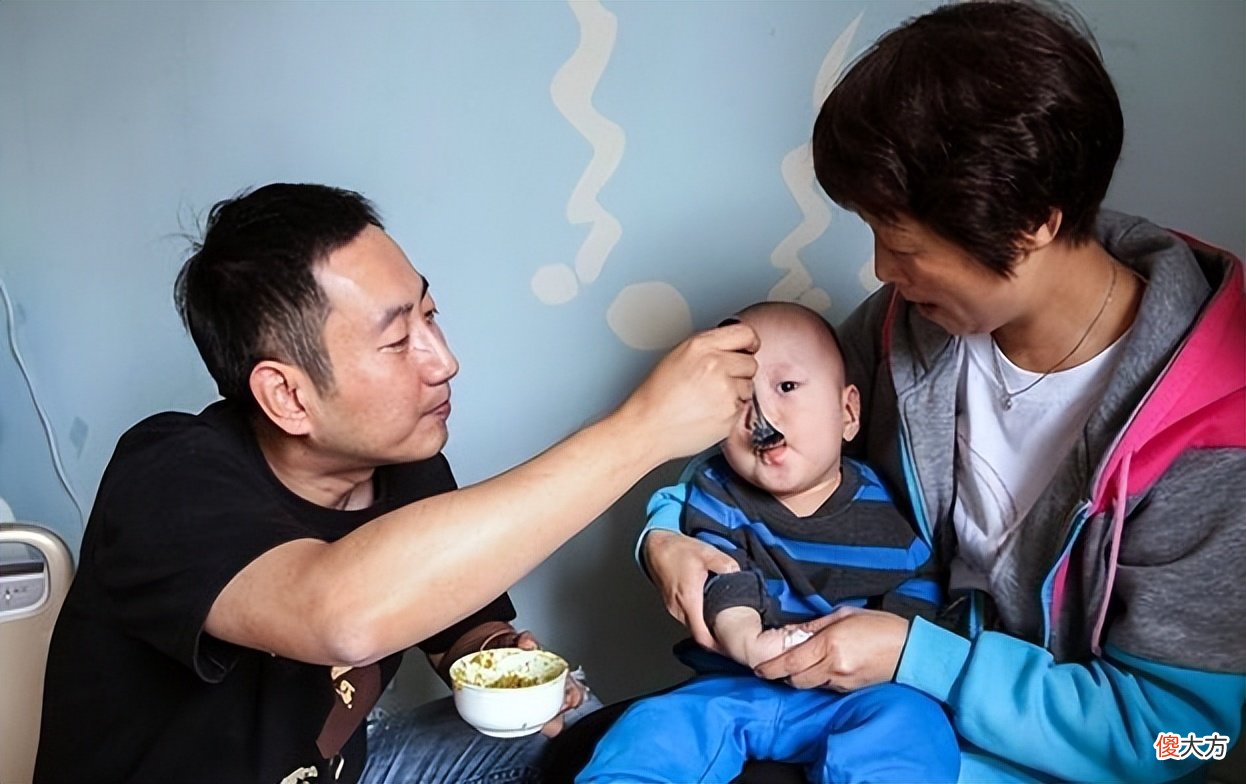 小孩子坐不住餐椅怎么办？喂养方式和态度不对，大人很难解放双手