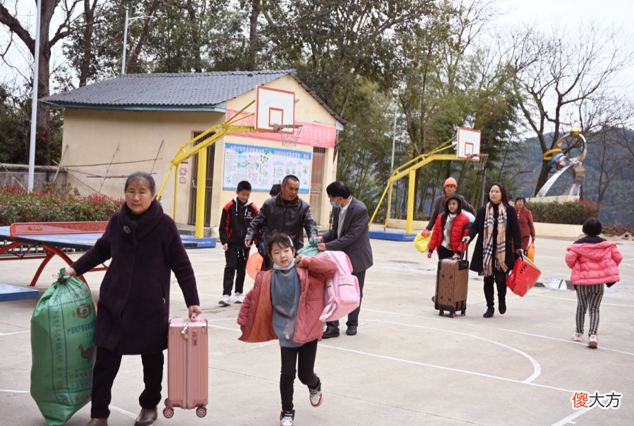 为啥不建议孩子“住校”？过来人：有3个原因很现实，家长需谨慎