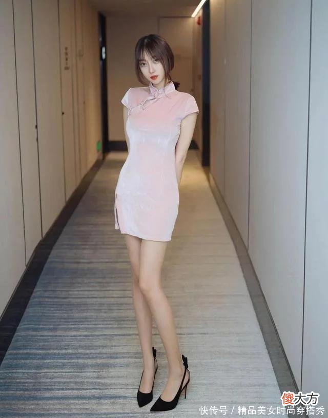 【就爱时尚】穿旗袍的骨感美女，身材太苗条了