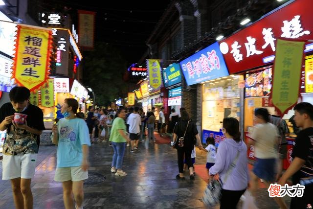 【时尚一点】泉影璀璨夜色亮丽 活力消费点燃“夜经济”