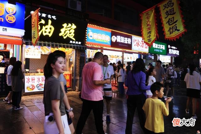 【时尚一点】泉影璀璨夜色亮丽 活力消费点燃“夜经济”