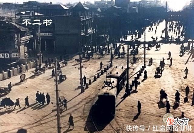 【爱历史】清末上色老照片:紫禁城庆祝一战胜利进行大阅兵、站在屋顶的溥仪