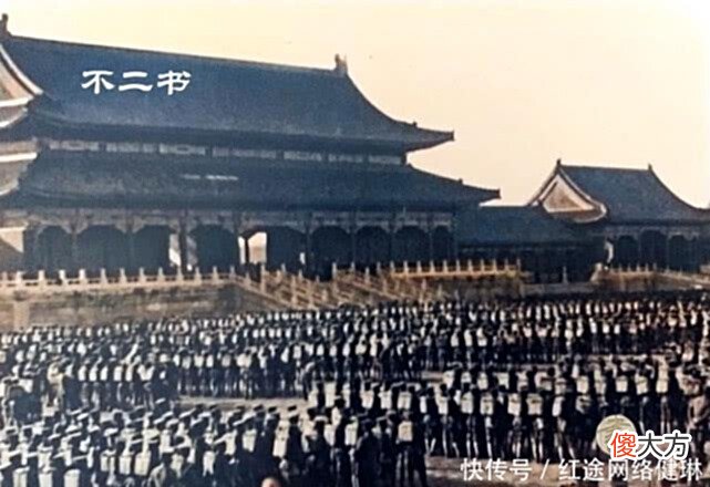 【爱历史】清末上色老照片:紫禁城庆祝一战胜利进行大阅兵、站在屋顶的溥仪