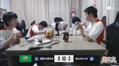 【游戏世界】AG0-3遭GK完虐,场均13分钟宛如“人机”!想保S太难,粉丝看哭了