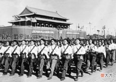 【历史故事】老照片：天安门前的留影，七十年每一代中国人的家国记忆