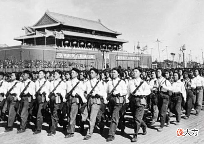 【历史故事】老照片：天安门前的留影，七十年每一代中国人的家国记忆