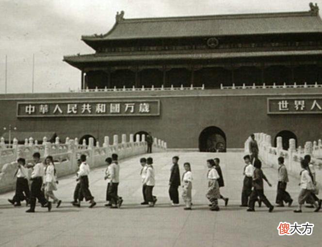 【历史故事】老照片：天安门前的留影，七十年每一代中国人的家国记忆