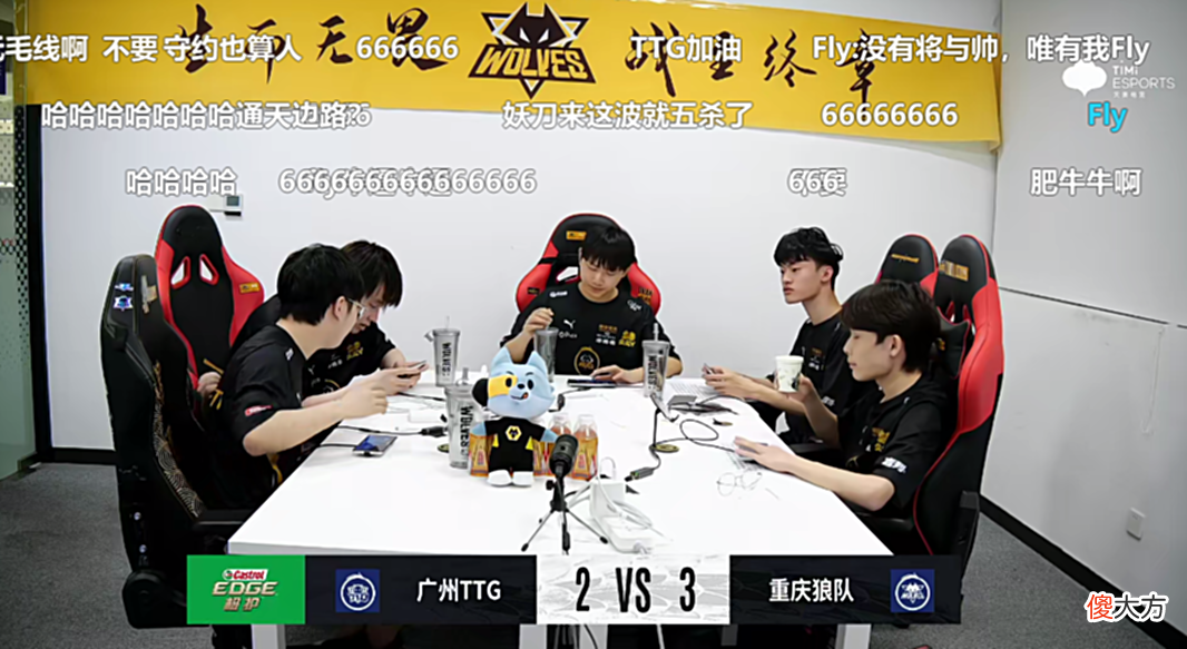 【游戏世界】Fly花木兰“1卡5”yyds！狼队3-2TTG：妖刀是第1个在KPL玩戈娅的