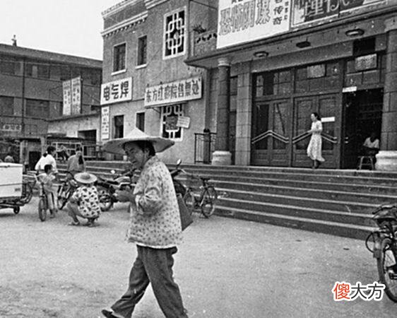 【爱历史】老照片：重现70后人生记忆，穿风衣、买年画、成群结队看黑白电视
