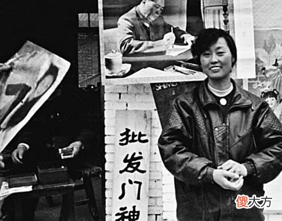 【爱历史】老照片：重现70后人生记忆，穿风衣、买年画、成群结队看黑白电视