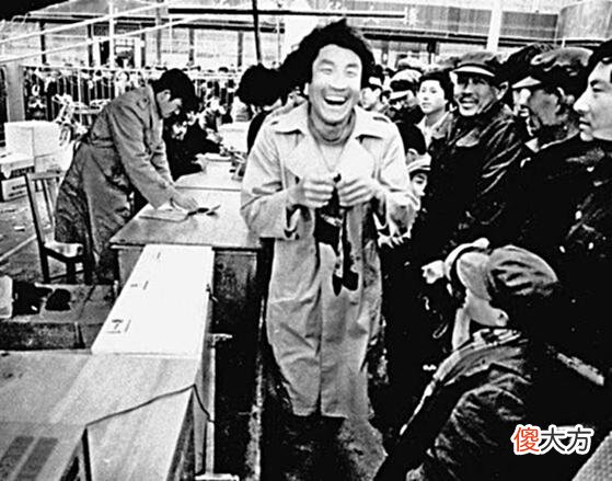【爱历史】老照片：重现70后人生记忆，穿风衣、买年画、成群结队看黑白电视