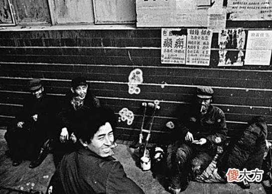 【爱历史】老照片：重现70后人生记忆，穿风衣、买年画、成群结队看黑白电视
