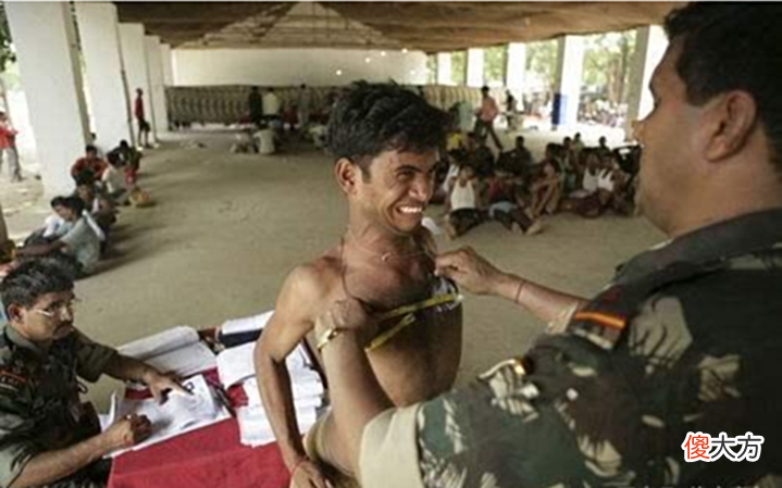【爱历史】这是印度征兵的现场,别看过程滑稽搞笑,选出来的都不赖!纪录片