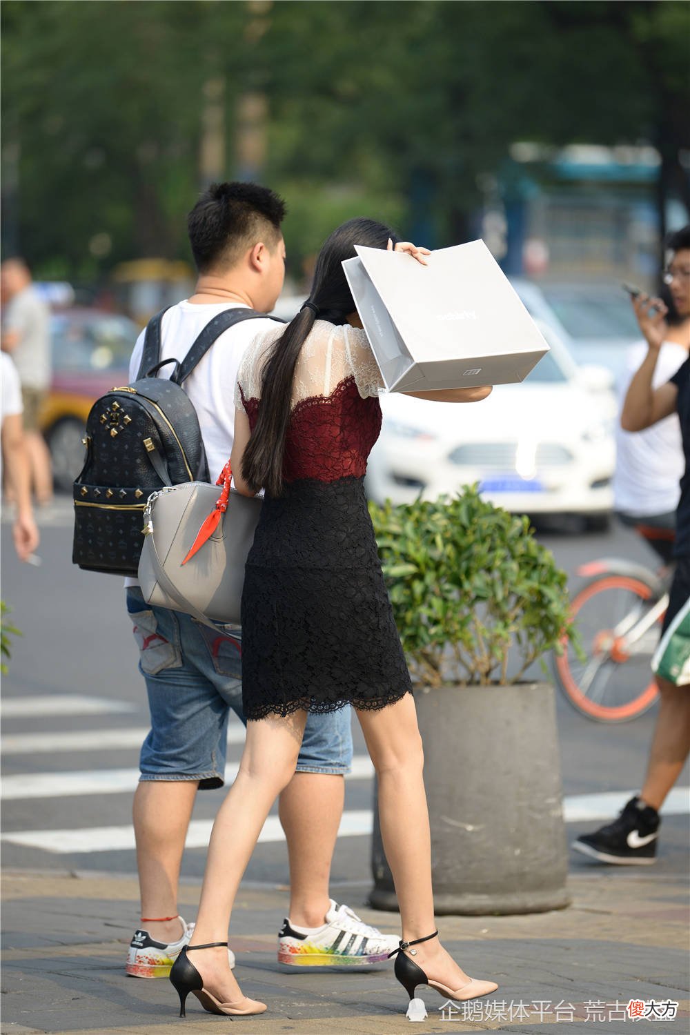 【时尚一点】拼接色尖头细跟凉鞋，搭配拼接色的紧身连衣裙，很特别的搭配