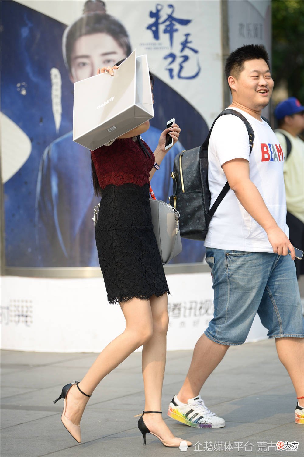 【时尚一点】拼接色尖头细跟凉鞋，搭配拼接色的紧身连衣裙，很特别的搭配