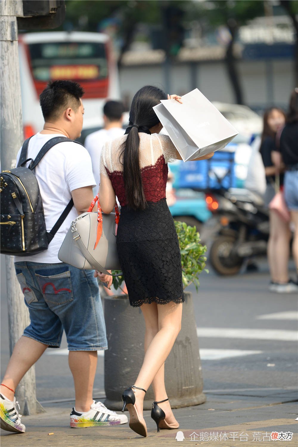 【时尚一点】拼接色尖头细跟凉鞋，搭配拼接色的紧身连衣裙，很特别的搭配