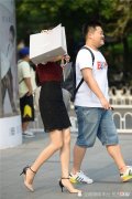 【时尚一点】拼接色尖头细跟凉鞋，搭配拼接色的紧身连衣裙，很特别的搭配