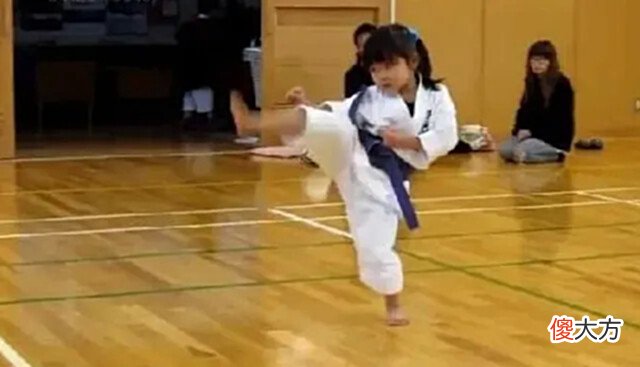 【历史故事】安培被刺身亡,这下石田萌美的日本第一美女保镖称号怕是保不住了