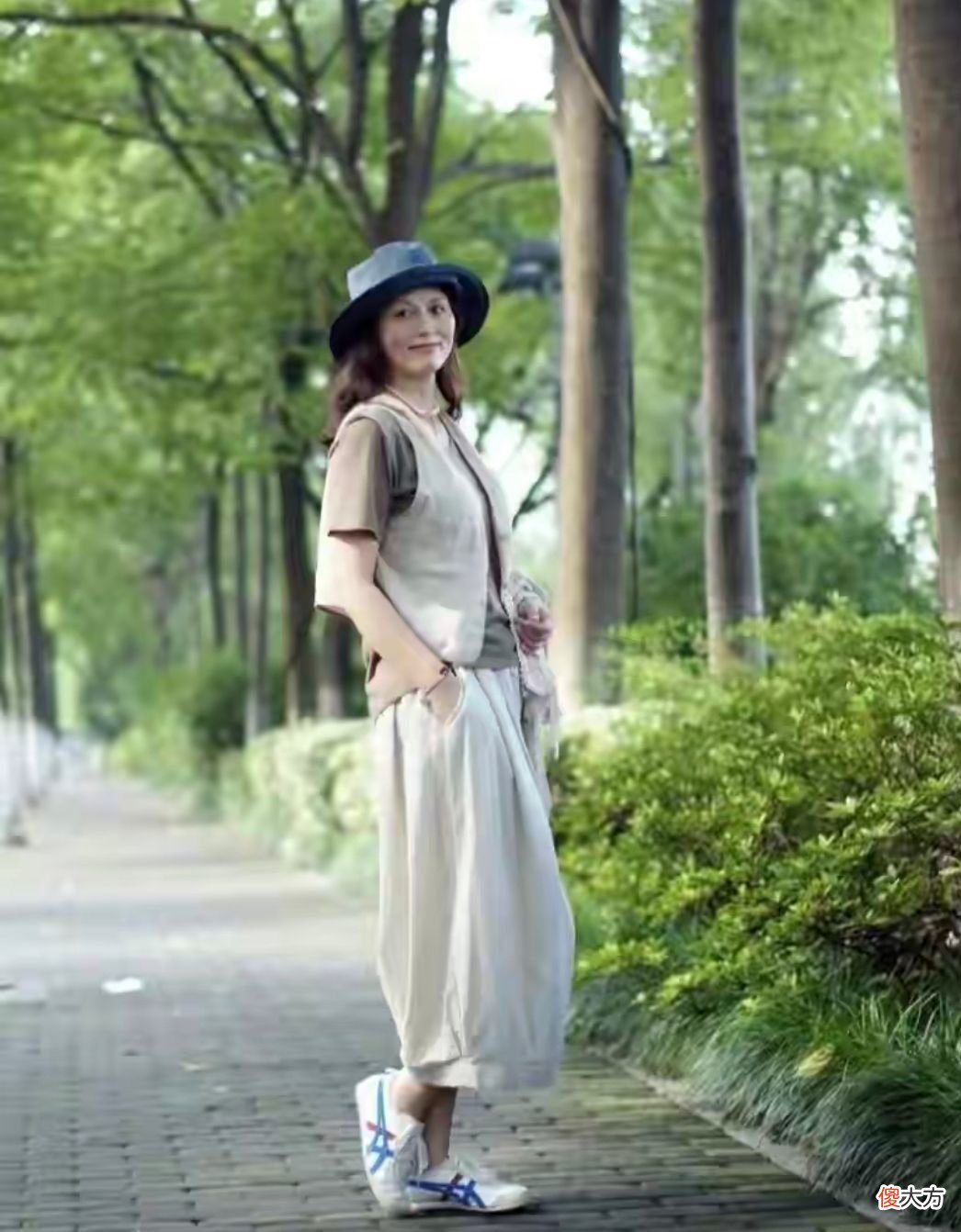 【时尚一点】这才是50岁女人该有的夏季穿搭：棉麻衫＋阔腿裤，优雅知性又得体