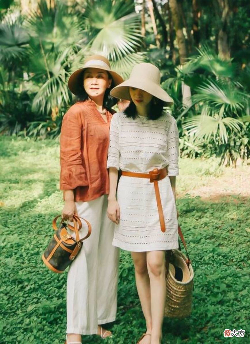 【时尚一点】这才是50岁女人该有的夏季穿搭：棉麻衫＋阔腿裤，优雅知性又得体