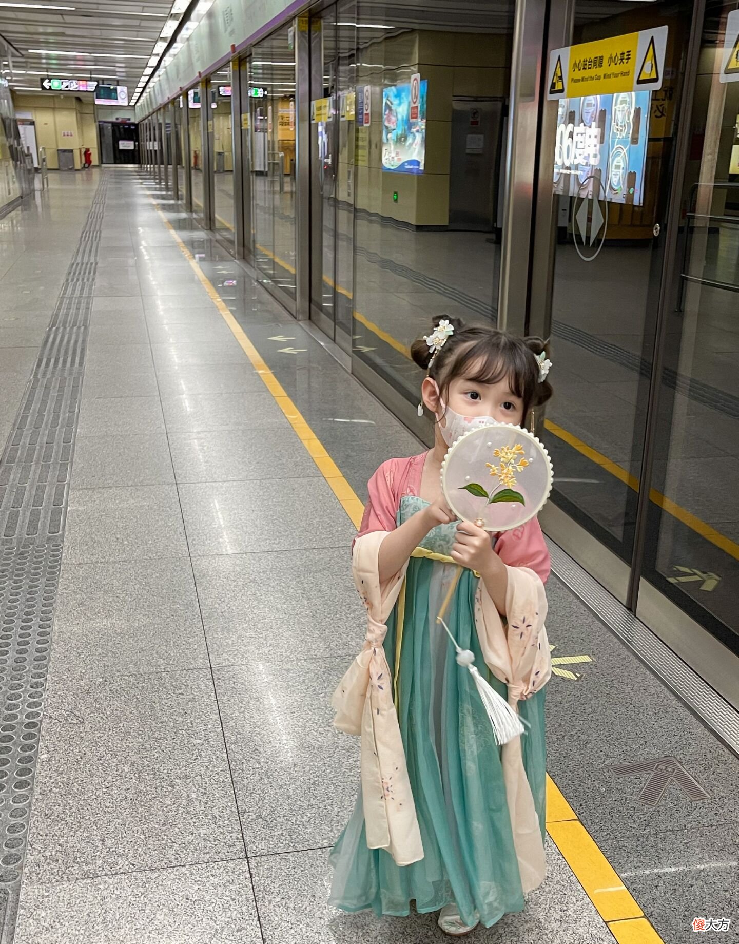 【时尚一点】萌娃穿汉服坐地铁，路人萌到“心化”，网友：这是谁家的小仙女啊