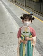 【时尚一点】萌娃穿汉服坐地铁，路人萌到“心化”，网友：这是谁家的小仙女啊