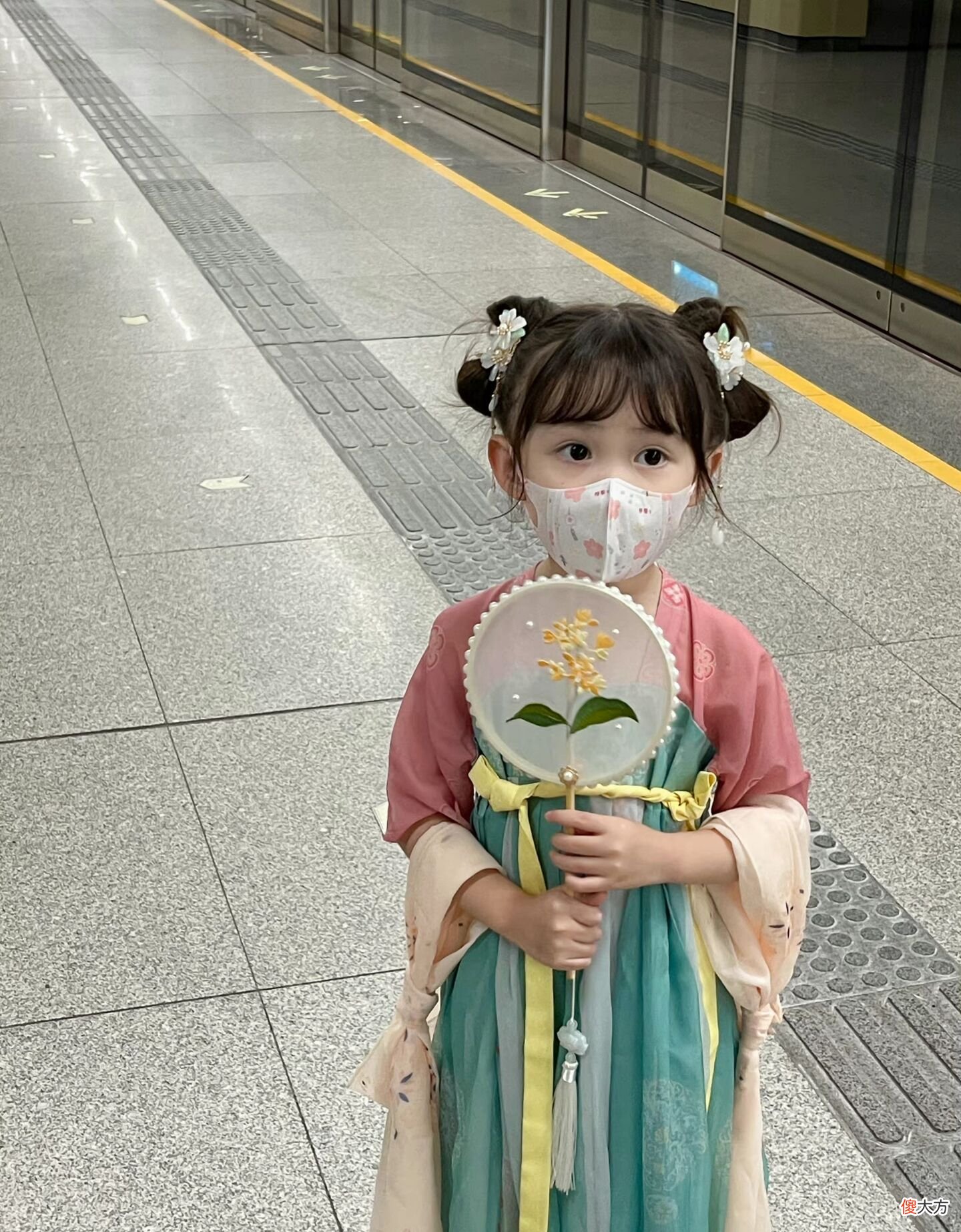 【时尚一点】萌娃穿汉服坐地铁，路人萌到“心化”，网友：这是谁家的小仙女啊