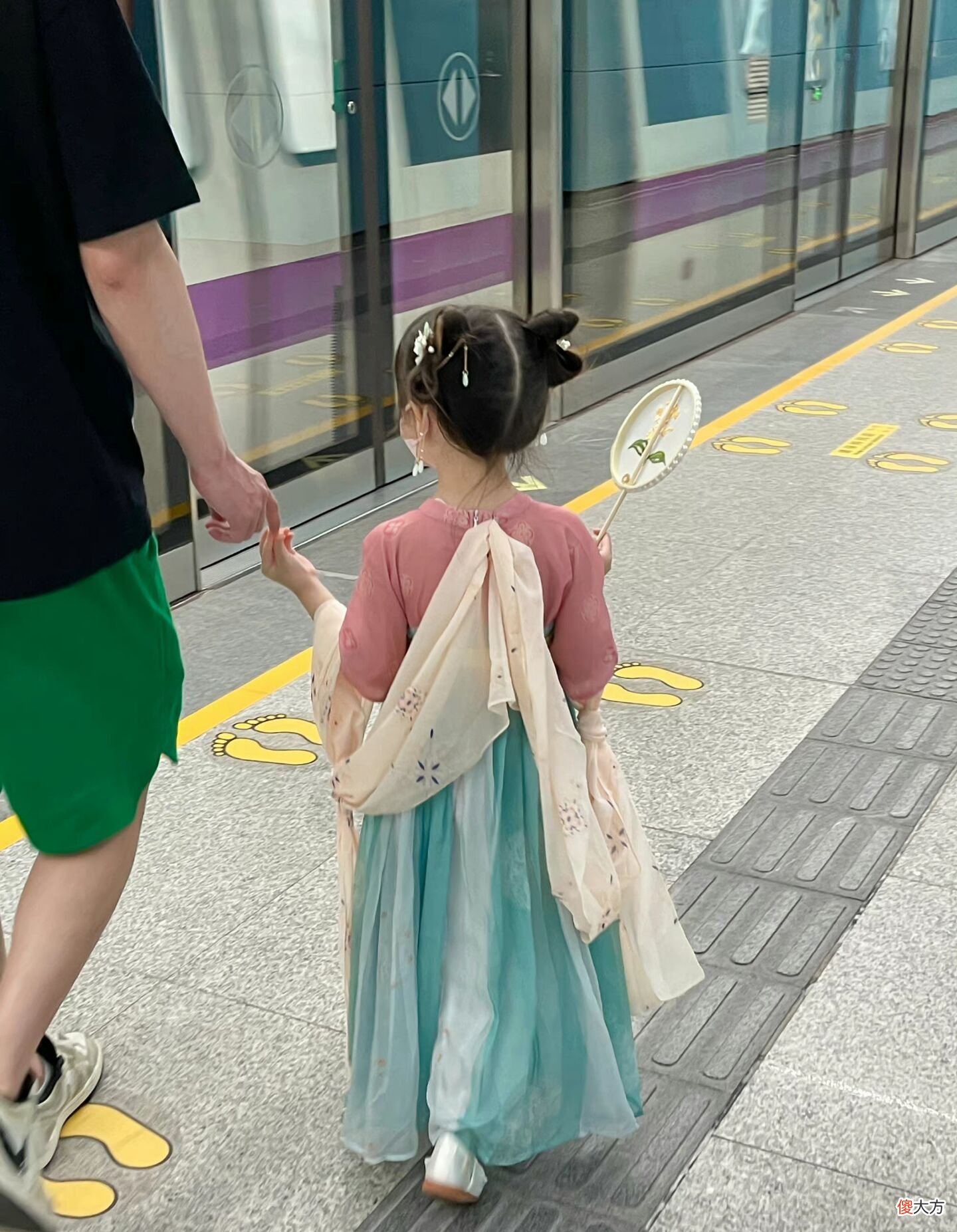 【时尚一点】萌娃穿汉服坐地铁，路人萌到“心化”，网友：这是谁家的小仙女啊