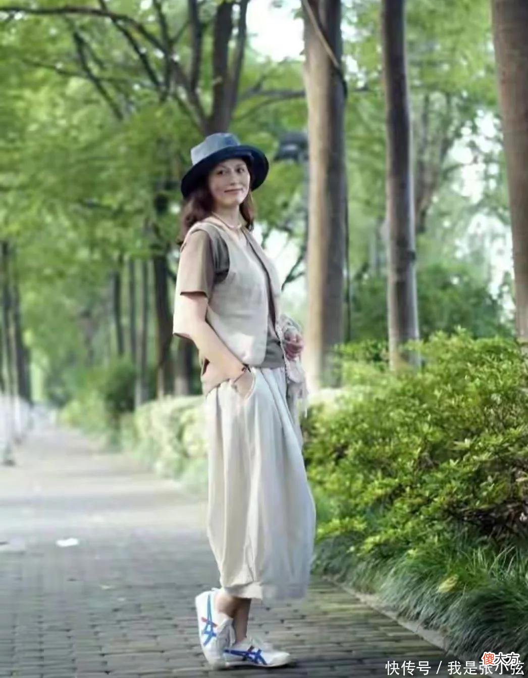 【就爱时尚】这才是50岁女人该有的夏季穿搭:棉麻衫+阔腿裤,优雅知性又得体